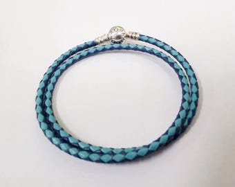 Pandora Moments armband i 925 silver med blandat blått läder, 38 cm