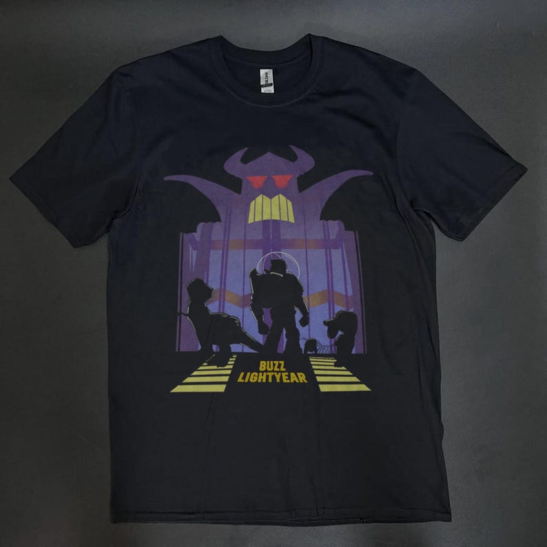 K&ouml;nnte beinhalten: Schwarzes T-Shirt mit einer Grafik von Buzz Lightyear und Zurg aus Toy Story. Das Design umfasst Silhouetten von Charakteren und den Text "Buzz Lightyear" in Gelb. Der Hintergrund zeigt eine lila und gelbe Struktur.