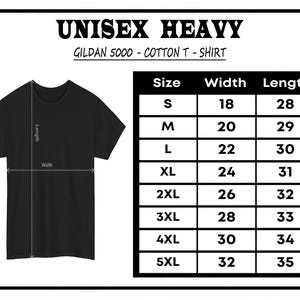 K&ouml;nnte beinhalten: Schwarzes Unisex-T-Shirt aus schwerer Baumwolle mit Gr&ouml;&szlig;entabelle. Die Tabelle zeigt Ma&szlig;e f&uuml;r die Gr&ouml;&szlig;en S bis 5XL, mit Breiten von 45,7 bis 81,3 cm und L&auml;ngen von 71,1 bis 88,9 cm. Gildan 5000.