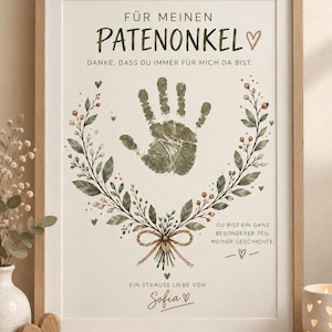 Könnte beinhalten: Ein gerahmter Druck mit einem olivgrünen Handabdruck in der Mitte, umgeben von einem botanischen Kranz aus Blättern und Beeren. Der Text lautet FÜR MEINEN PATENONKEL, DANKE, DASS DU IMMER FÜR MICH DA BIST, DU BIST EIN GANZ BESONDERER TEIL MEINER GESCHICHTE und EIN STRAUSS LIEBE VON Sofia.