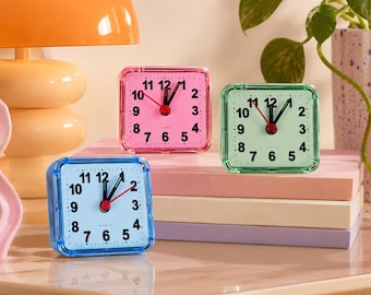 Kleine Retro Tischuhr Clock - blau, grün und rosa / pink, Reisewecker Retro Mini, 6 cm, Quarz Reisewecke mit Alarm, travel alarm clock, Büro