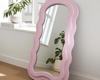 Großer Design-Spiegel in Rosa mit Wellenform - Dopamin Decor - Wanddeko für Flur, Schlafzimmer oder Ankleide - Retro und bunt