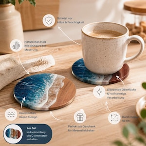 Könnte beinhalten: Ein Set aus zwei runden Untersetzern mit realistischem Ozean-Design aus blauem Harz, weißem Schaum und natürlicher Holzmaserung. Auf einem Untersetzer steht eine gesprenkelte Keramiktasse. Sie haben eine glänzende Oberfläche und 10 cm Durchmesser.