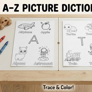 Puede incluir: Un diccionario ilustrado de la A a la Z para niños, con 26 páginas y más de 100 imágenes. Se muestra sobre una mesa de madera con crayones y coches de juguete de madera. El texto "Trace & Color!" también es visible.