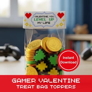 Puede incluir: Una bolsa transparente llena de monedas de oro y formas pixeladas verdes y amarillas. La bolsa tiene una parte superior con el texto "VALENTINE, YOU LEVEL UP MY LIFE" y corazones pixelados. Un círculo rojo con "Instant Download" está a la derecha.