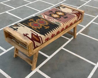 Handgefertigte Kilim gepolsterte Holzbank, Sitzgelegenheit im Eingangsbereich im Boho-Stil, rustikale Schlafzimmer-Fußbank, geometrischer Stoff-Ottoman