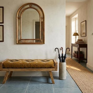 玄関用ヴィンテージアーチ型ゴールドミラー、キリムクッション付き素朴な手彫り木製ベンチ、ヨーロピアンファームハウス風アンティーク調ウォールミラー