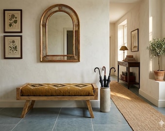 Vintage gewölbter Goldspiegel für Eingangsbereich, rustikale handgeschnitzte Holzbank mit Kilim-Kissen, europäischer Bauernhausdekor-Distressed Wandspiegel
