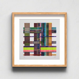 Op de afbeelding: Een ingelijst vierkant kunstwerk met een raster van verticale en horizontale banden bestaande uit fijne, veelkleurige draadachtige lijnen in tinten groen, blauw, oranje, roze en bruin, tegen een lichtgrijze achtergrond in een lichthouten lijst.