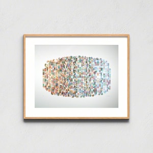 Può includere: Una stampa d'arte incorniciata che presenta una composizione ovale centrale composta da numerose strisce verticali multicolori. Le strisce sfumano da caldi toni arancioni e rossi a sinistra a freddi toni blu e verdi a destra, su uno sfondo bianco.