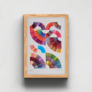 Può includere: Una stampa incorniciata con sfondo grigio chiaro che presenta molteplici motivi geometrici colorati a forma di ventaglio, composti da sottili linee radianti nei toni del rosso, blu, verde, viola e giallo. L'anno 2026 e una firma sono visibili.