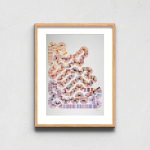 Può includere: Una stampa d'arte incorniciata che presenta un percorso sinuoso continuo composto da linee verticali multicolori nelle tonalità dell'arancione, viola, blu e giallo. Il design crea un motivo a serpente su uno sfondo grigio chiaro.