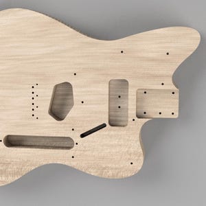 Peut inclure: Un corps de guitare électrique en bois clair non fini avec une forme décalée distincte. Le corps présente des trous pré-percés pour le matériel, une cavité de chevalet, deux cavités de micros et une cavité de contrôle, avec un grain naturel.