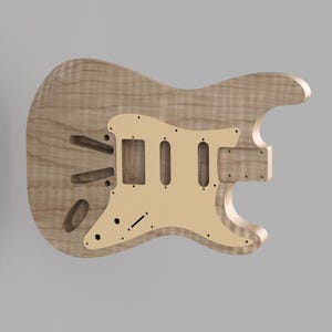 以下が含まれることがあります： クリーム色のピックガードが付いた、天然木製のギターボディ。 ボディには、ピックアップ、コントロール、トレモロシステム用の切り欠きがあります。 木目は見え、ボディは未完成です。