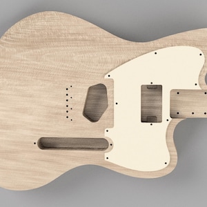 Könnte beinhalten: Unfertiger Gitarrenkorpus in hellem Holzton, mit cremefarbenem Schlagbrett. Es hat Aussparungen für Tonabnehmer, Steg und Tremolo-System. Die Holzmaserung ist sichtbar, bereit zur Fertigstellung. Ca. 100 cm lang.