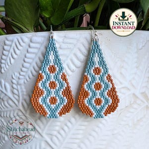 Könnte beinhalten: Tropfenförmige Perlenohrringe mit einem geometrischen Muster in Hellblau, Weiß und gebranntem Orange. Die Ohrringe hängen an silberfarbenen Metallhaken und zeigen ein symmetrisches Design aus kleinen, gleichmäßigen Glasperlen.