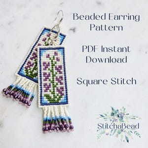 Może przedstawiać: Para kolczyków z koralików z kwiatowym wzorem. Kolczyki są prostokątne z białym tłem, niebieską obwódką oraz fioletowo-zielonym wzorem kwiatowym. Kolczyki mają frędzel z koralików w odcieniach fioletu, błękitu i bieli. Tekst na zdjęciu brzmi "Beaded Earring Pattern, PDF Instant Download, Square Stitch."