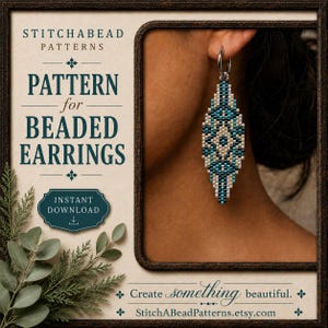 Può includere: Un lungo orecchino di perline a forma di diamante con un motivo geometrico nei toni del verde acqua, blu scuro e crema. L'orecchino pende da un cerchio in metallo color argento. Il testo recita STITCHABEAD PATTERNS, PATTERN for BEADED EARRINGS, INSTANT DOWNLOAD.