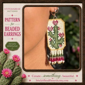 Puede incluir: Un pendiente rectangular de cuentas con un diseño de cactus verde y flores rosas sobre fondo crema, terminado con un fleco de cuentas crema, verdes y rosas. El texto dice STITCHABEAD PATTERNS, Pattern for BEADED EARRINGS, INSTANT DOWNLOAD.