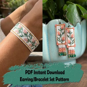 Peut inclure: Un ensemble bracelet et boucles d'oreilles perlées avec un motif floral. Le bracelet est blanc avec des fleurs roses et vertes et des accents dorés. Les boucles d'oreilles ont un design similaire avec des franges perlées. Le texte de l'image dit "PDF Instant Download Earring/Bracelet Set Pattern."