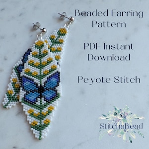 Może przedstawiać: Kolczyki z koralików z motywem motyla, wykonane techniką ściegu peyote. Kolczyki mają niebieskie, białe, żółte i zielone koraliki. Tekst na zdjęciu brzmi "Beaded Earring Pattern, PDF Instant Download, Peyote Stitch."