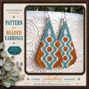 Op de afbeelding: Een paar druppelvormige kralenoorbellen met een geometrisch patroon in blauwgroen, wit en gebrand oranje. De tekst op de afbeelding luidt STITCHABEAD PATTERNS, PATTERN for BEADED EARRINGS, INSTANT DOWNLOAD en Create Something beautiful.