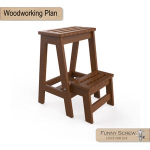 Puede incluir: Un taburete de madera de dos escalones con un acabado marrón oscuro. Los escalones superior e inferior tienen superficies ranuradas. El texto "Woodworking Plan" está encima del taburete. El texto "FUNNY SCREW STUFF FOR LIFE" está debajo.