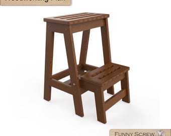 Op de afbeelding: Een houten trapje met twee treden en een donkerbruine afwerking. De bovenste en onderste treden hebben groeven. De tekst "Woodworking Plan" staat boven de kruk. De tekst "FUNNY SCREW STUFF FOR LIFE" staat eronder.