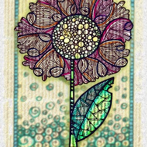 Op de afbeelding: Een gestileerde bloemillustratie met een groot, cirkelvormig midden gevuld met kleine cirkels en donkere tekst, omringd door gelaagde, gedessineerde bloemblaadjes in paarse en roze tinten. Een groen blad met tekstoverlays strekt zich uit vanaf de gestreepte steel.