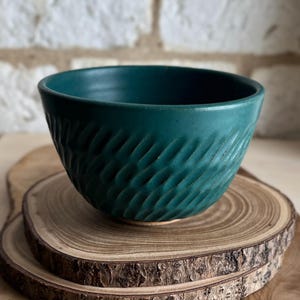 Handmade Carved Stoneware Bowl – White Shino Glaze, Rustic Pottery
