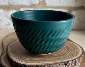 Handmade Carved Stoneware Bowl – White Shino Glaze, Rustic Pottery