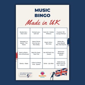 Puede incluir: Tarjeta de juego de bingo musical con t&iacute;tulos de canciones y artistas sobre un fondo azul. El texto "Made in UK" es rojo. Incluye el logo de BuenRollo Games y una bandera del Reino Unido.