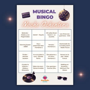 K&ouml;nnte beinhalten: Eine musikalische Bingo-Spielkarte mit dem Titel "Musical Bingo Noche Ochentera". Die Karte zeigt Songtitel und Interpreten, ein Kassettenband, eine Discokugel, einen Plattenspieler, eine Sonnenbrille und das BuenRollo Games-Logo.