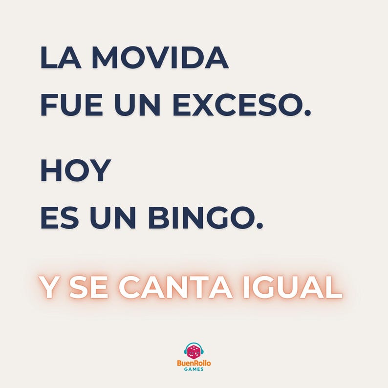 K&ouml;nnte beinhalten: Hellbeiger Hintergrund mit Text in Dunkelblau und Orange. Der Text lautet: "LA MOVIDA FUE UN EXCESO. HOY ES UN BINGO. Y SE CANTA IGUAL." Das BuenRollo Games-Logo befindet sich unten.