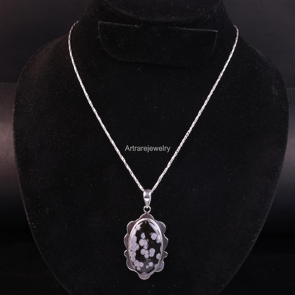 Colgante de obsidiana copo de nieve en plata de ley 925, envuelto en alambre, hecho a mano. Joyería con gema ovalada.