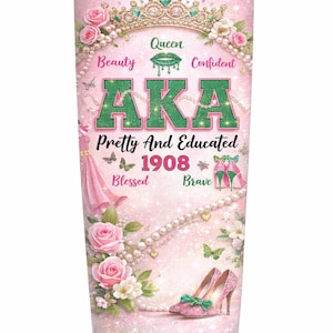 Puede incluir: Un vaso rosa con un fondo brillante, adornado con detalles florales y de perlas. El diseño incluye el texto "Queen", "AKA" y "Pretty And Educated 1908". Los tacones altos rosas y las mariposas completan el diseño.