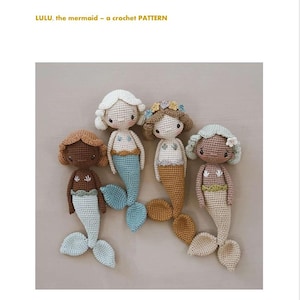 Może przedstawiać: Pięć szydełkowych lalek syrenki z różnymi kolorami włosów i ogonów. Lalki mają różne odcienie skóry. Tekst "LULU, the mermaid - a crochet PATTERN" znajduje się na górze obrazu.
