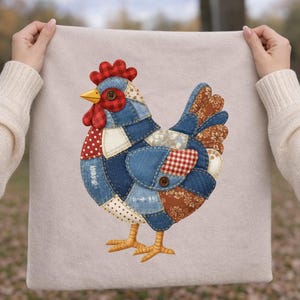 Puede incluir: Un cojín cuadrado beige con un diseño de gallo de patchwork. El gallo está hecho de varios parches de mezclilla, cuadros rojos y telas estampadas. Tiene una cresta y una barbilla rojas, un pico amarillo y botones marrones.