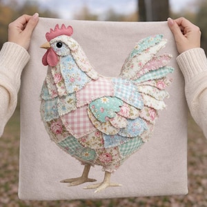 Könnte beinhalten: Dekoratives Patchwork-Huhn mit Stoffflicken in verschiedenen Blumen- und Vichy-Mustern. Das Huhn hat einen rosa Kamm und Kehllappen sowie detaillierte Füße. Der Hintergrund ist ein neutrales Beige.