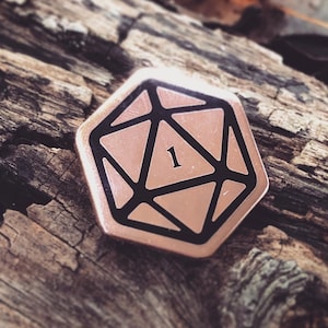 Épingle en émail D20 Critical Fail - 1,25 pouce - Mode malchance - FML - Jet de dés pour l'initiative - RPG de table Oddity MDN Art