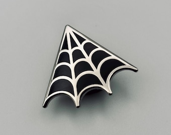 Spinnennetz Emaille Pin – Gothic Corner Web Revers Pin, Witchy Halloween Accessoire