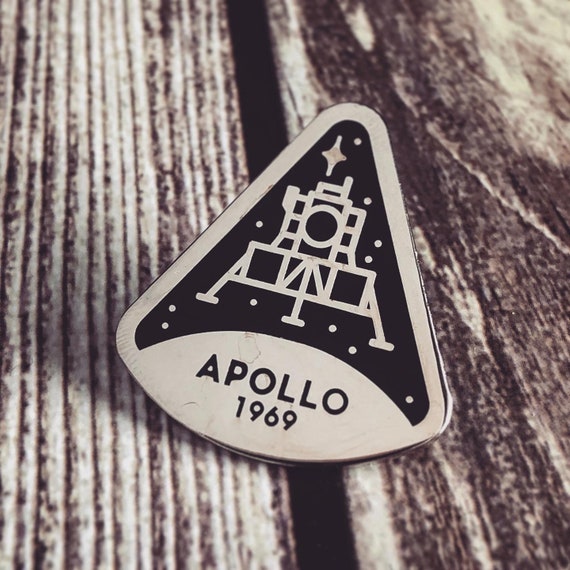 Mission Logo Anstecknadel – Schwarz-Silber Emaille-Pin Für Dart-Cases & Jacken