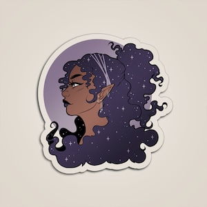 Op de afbeelding: Een sticker met een profiel van een vrouw met een donkere huid en lang, krullend, donkerpaars haar vol sterren. Ze heeft puntige oren en staat tegen een lichtpaarse achtergrond. De sticker heeft een witte rand.
