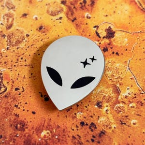 Klassischer Alien Emaille Pin