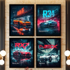 Puede incluir: Cuatro láminas de pared enmarcadas que muestran coches deportivos japoneses en un entorno urbano oscuro con luces de neón. Los pósteres presentan un Toyota Supra MK4 naranja, un Nissan Skyline GT-R R34 azul, un Mazda RX-7 FD3S rojo y un Honda NSX NA1 blanco.