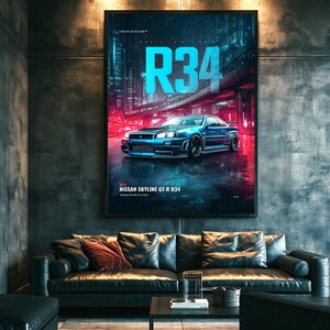 Op de afbeelding: Een rechthoekige wandposter met een blauwe Nissan Skyline GT-R R34 in een donkere, neonverlichte stedelijke omgeving. De tekst R34 staat in grote cyaan letters boven de auto, met NISSAN SKYLINE GT-R R34 in het wit onderaan gedrukt.
