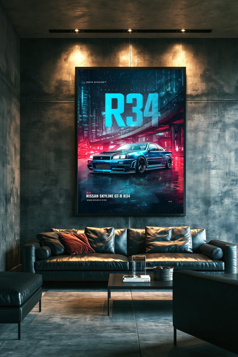 Op de afbeelding: Een rechthoekige wandposter met een blauwe Nissan Skyline GT-R R34 in een donkere, neonverlichte stedelijke omgeving. De tekst R34 staat in grote cyaan letters boven de auto, met NISSAN SKYLINE GT-R R34 in het wit onderaan gedrukt.
