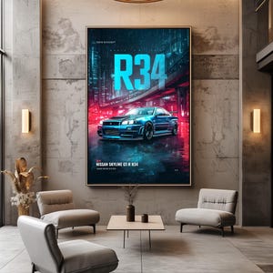 Op de afbeelding: Een rechthoekige wandposter met een blauwe Nissan Skyline GT-R R34 sportwagen geparkeerd op een natte stadsstraat in de nacht. Het kunstwerk toont de tekst R34 in grote cyaan letters en NISSAN SKYLINE GT-R R34 in het wit onderaan.