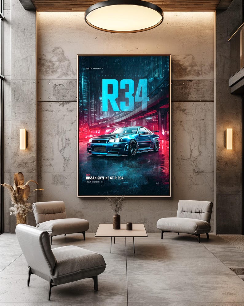 Op de afbeelding: Een rechthoekige wandposter met een blauwe Nissan Skyline GT-R R34 sportwagen geparkeerd op een natte stadsstraat in de nacht. Het kunstwerk toont de tekst R34 in grote cyaan letters en NISSAN SKYLINE GT-R R34 in het wit onderaan.