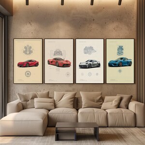Puede incluir: Cuatro l&aacute;minas de pared enmarcadas dispuestas en fila, cada una con una ilustraci&oacute;n de un coche deportivo diferente junto a diagramas t&eacute;cnicos de motor y esquemas de ruedas. Las l&aacute;minas incluyen un coche rojo, otro rojo, uno plateado y uno azul.